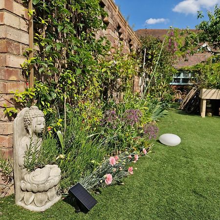 Lotus Pod House Homestay Horsell Exterior photo