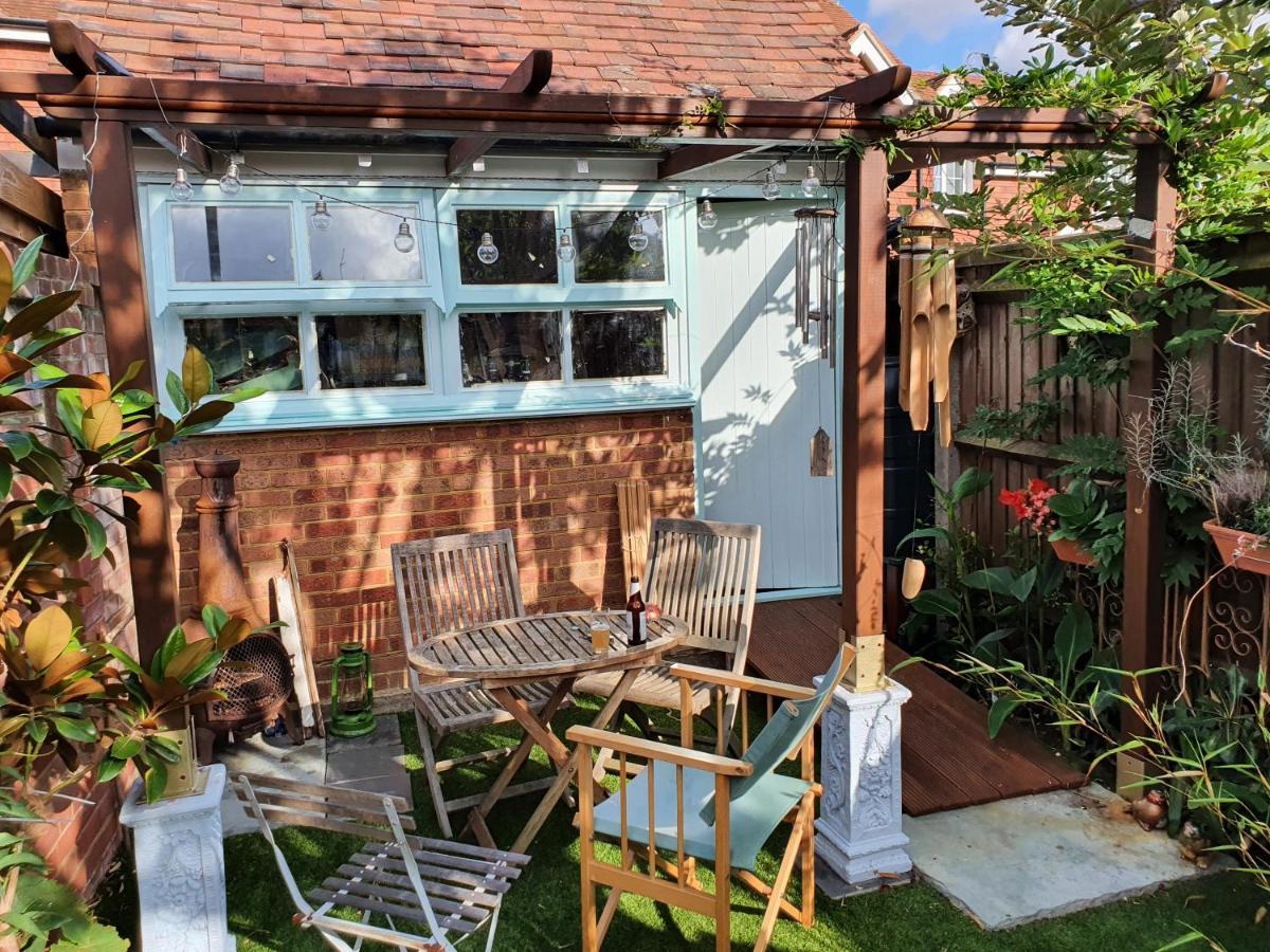 Lotus Pod House Homestay Horsell Exterior photo